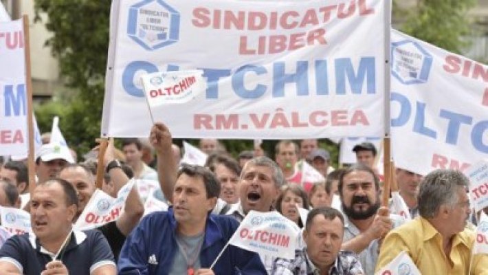 Protest la Oltchim, angajaţii cer plata salariilor restante